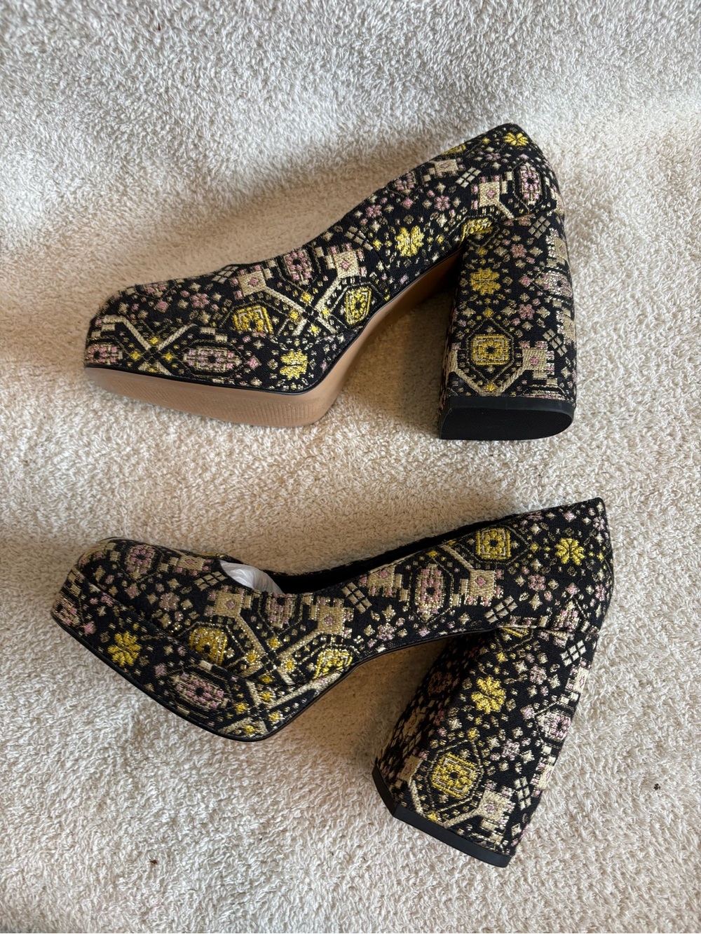 NWOT Katy Perry The Uplift Pump Multicolor Tapestry Chunky Heels Size 7